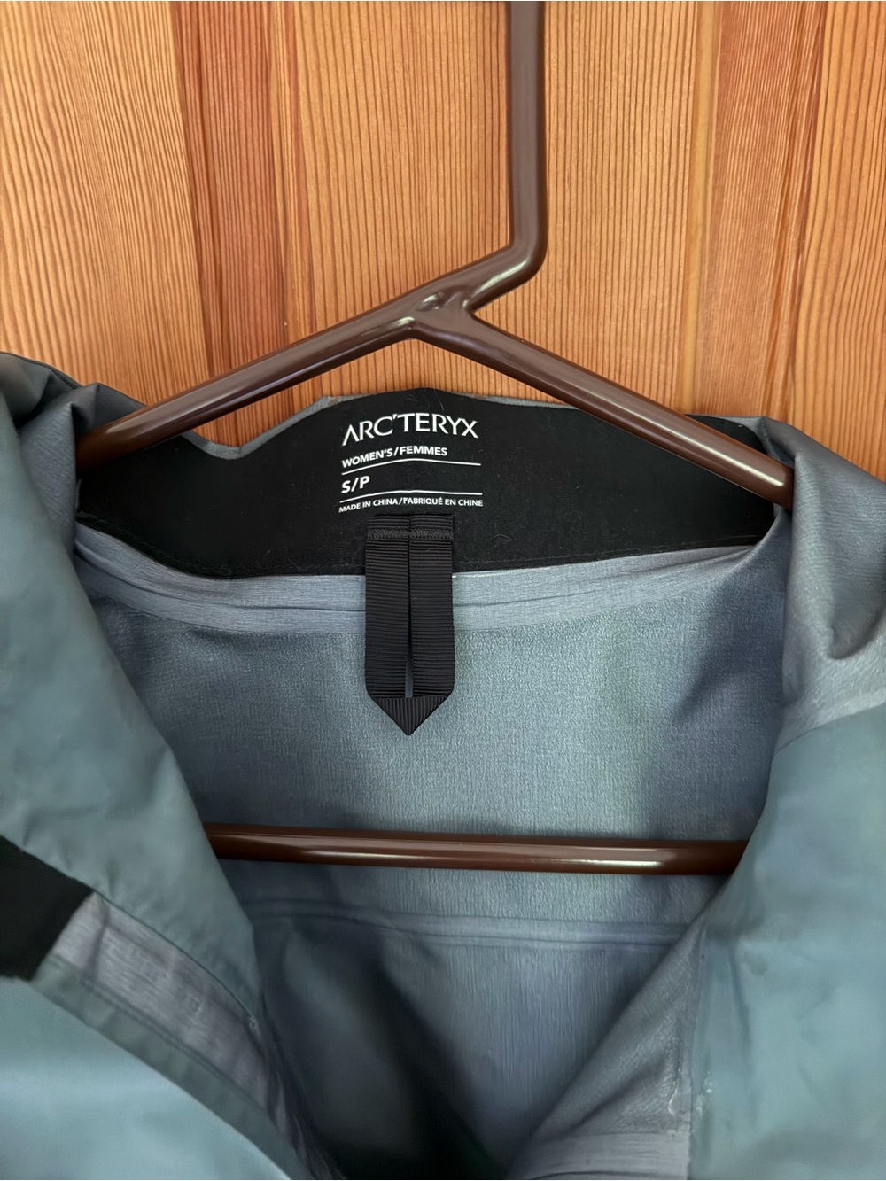 Arc'teryx women’s beta Waterproof Hooded shell  - gray - Picture 4 of 7